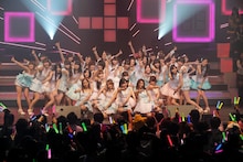 「AKB48 リクエストアワー セットリストベスト100 2013」3日目の様子。34位「真夏のSounds good!」を披露するAKB48。（C)AKS