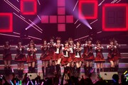 「AKB48 リクエストアワー セットリストベスト100 2013」3日目の様子。30位「言い訳Maybe」を披露するAKB48。（C)AKS