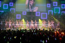 「AKB48 リクエストアワー セットリストベスト100 2013」3日目の様子。28位「青春のラップタイム」を披露するNMB48。（C)AKS