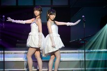 「AKB48 リクエストアワー セットリストベスト100 2013」3日目の様子。27位「てもでもの涙」を披露する柏木由紀、渡辺麻友。（C)AKS