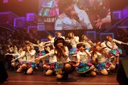「AKB48 リクエストアワー セットリストベスト100 2013」3日目の様子。26位「抱きしめちゃいけない」を披露するアンダーガールズ。（C)AKS