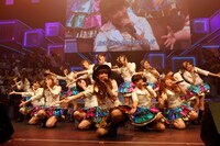 「AKB48 リクエストアワー セットリストベスト100 2013」3日目の様子。26位「抱きしめちゃいけない」を披露するアンダーガールズ。（C)AKS