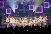 「AKB48 リクエストアワー セットリストベスト100 2013」3日目の様子。アンコールで「After fain」を披露する選抜メンバー。（C)AKS