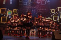 「AKB48 リクエストアワー セットリストベスト100 2013」3日目の様子。アンコールで「お願いヴァレンティヌ」を披露するHKT48。（C)AKS