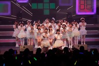 「AKB48 リクエストアワー セットリストベスト100 2013」3日目の様子。アンコールで「そこで犬のうんち踏んじゃうかね？」を披露するチームB。（C)AKS