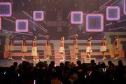 「AKB48 リクエストアワー セットリストベスト100 2013」3日目の様子。アンコールで「それを青春と呼ぶ日」を披露するSKE48 旅立ち卒業組。（C)AKS