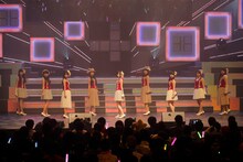 「AKB48 リクエストアワー セットリストベスト100 2013」3日目の様子。アンコールで「それを青春と呼ぶ日」を披露するSKE48 旅立ち卒業組。（C)AKS