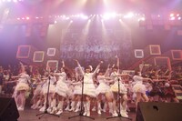 「AKB48 リクエストアワー セットリストベスト100 2013」3日目の様子。アンコール最後で「フライングゲット」を全員で歌唱。（C)AKS