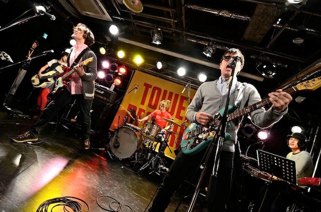 タワーレコード渋谷店B1F CUTUP STUDIOで熱唱するSCOTT&RIVERS。