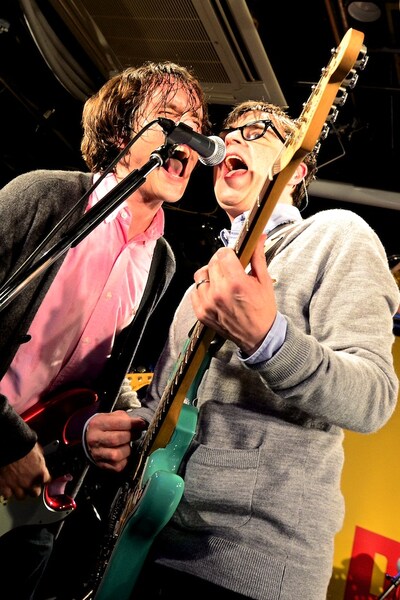 タワーレコード渋谷店B1F CUTUP STUDIOで熱唱するSCOTT&RIVERS。