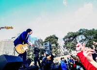 城天野外特設ステージで行われたTHE BAWDIESフリーライブの様子。（撮影：SLOT 渡邉一生 / 渡邉佳子）