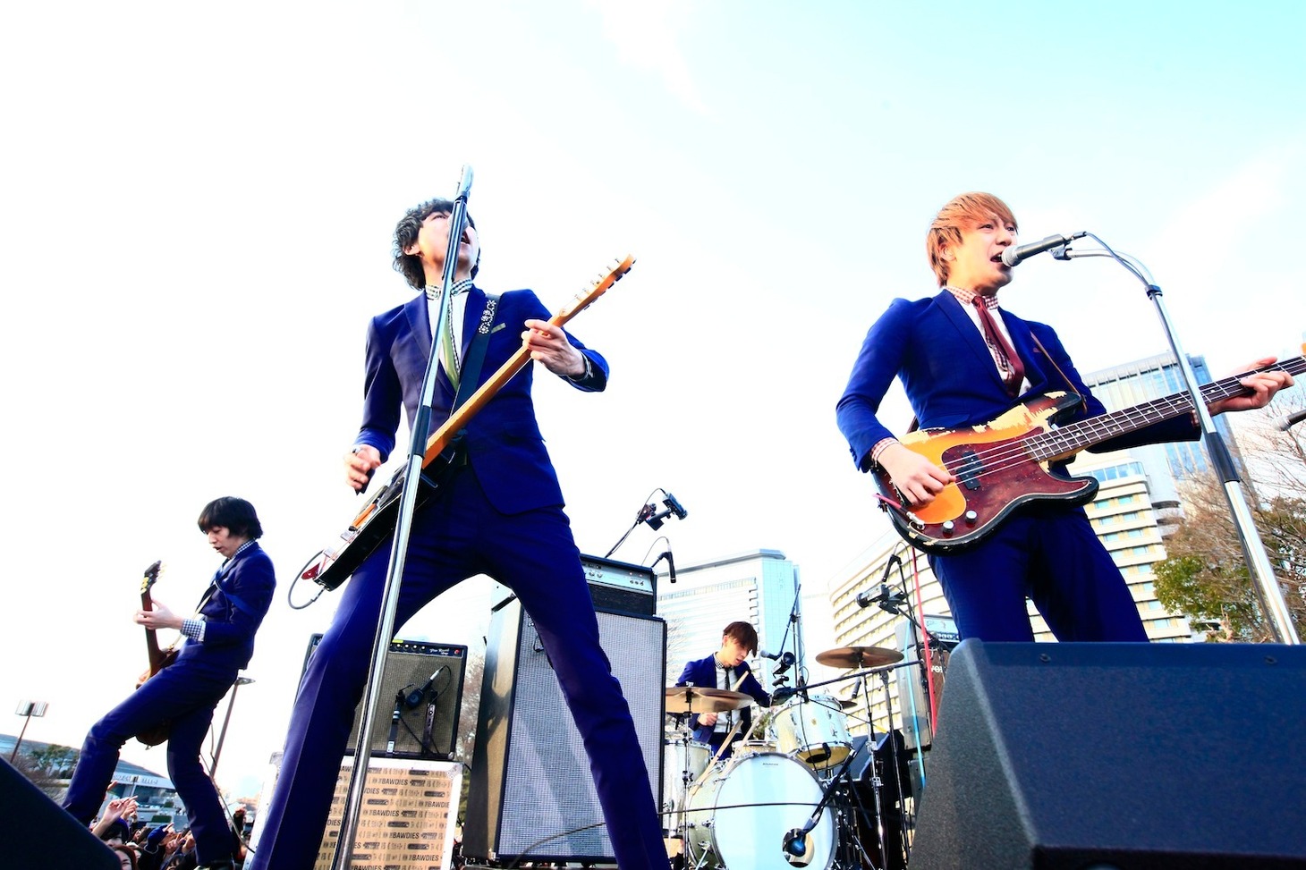 寒さをものともしない熱いステージを繰り広げたTHE BAWDIES。（撮影：SLOT 渡邉一生 / 渡邉佳子）