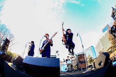 城天野外特設ステージで行われたTHE BAWDIESフリーライブの様子。（撮影：SLOT 渡邉一生 / 渡邉佳子）