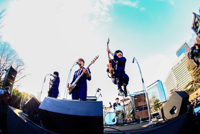 城天野外特設ステージで行われたTHE BAWDIESフリーライブの様子。（撮影：SLOT 渡邉一生 / 渡邉佳子）