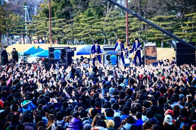 城天野外特設ステージで行われたTHE BAWDIESフリーライブの様子。（撮影：SLOT 渡邉一生 / 渡邉佳子）