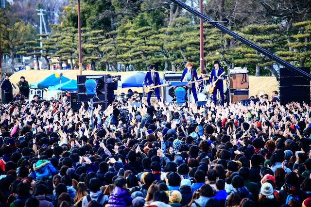 城天野外特設ステージで行われたTHE BAWDIESフリーライブの様子。（撮影：SLOT 渡邉一生 / 渡邉佳子）