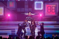 「AKB48 リクエストアワー セットリストベスト100 2013」4日目の様子。25位「プラスティックの唇」を披露する篠田麻里子。（C)AKS