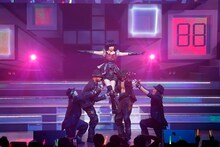 「AKB48 リクエストアワー セットリストベスト100 2013」4日目の様子。25位「プラスティックの唇」を披露する篠田麻里子。（C)AKS