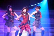 「AKB48 リクエストアワー セットリストベスト100 2013」4日目の様子。24位「純情主義」を披露する仲谷明香、片山陽加、仁藤萌乃。（C)AKS