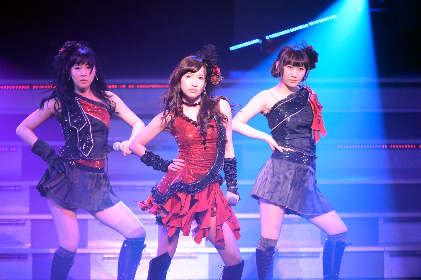 「AKB48 リクエストアワー セットリストベスト100 2013」4日目の様子。24位「純情主義」を披露する仲谷明香、片山陽加、仁藤萌乃。（C)AKS