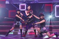 「AKB48 リクエストアワー セットリストベスト100 2013」4日目の様子。22位「思い出以上」を披露する桑原みずき、松井珠理奈、平松可奈子。（C)AKS