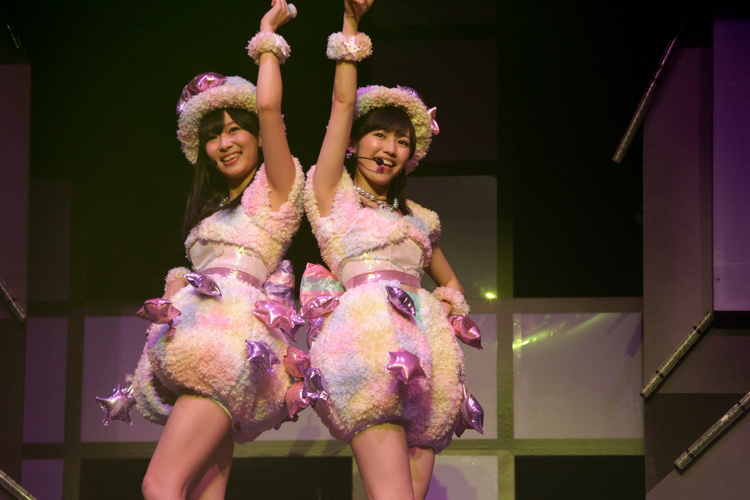 「AKB48 リクエストアワー セットリストベスト100 2013」4日目の様子。20位「アボガドじゃねーし…」を披露する指原莉乃、渡辺麻友。（C)AKS