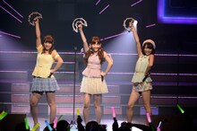 「AKB48 リクエストアワー セットリストベスト100 2013」4日目の様子。19位「ハート型ウイルス」を披露する高城亜樹、小嶋陽菜、北原里英。（C)AKS