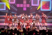 「AKB48 リクエストアワー セットリストベスト100 2013」4日目の様子。17位「君のことが好きだから」を披露するアンダーガールズ。（C)AKS