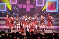 「AKB48 リクエストアワー セットリストベスト100 2013」4日目の様子。17位「君のことが好きだから」を披露するアンダーガールズ。（C)AKS