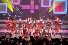 「AKB48 リクエストアワー セットリストベスト100 2013」4日目の様子。17位「君のことが好きだから」を披露するアンダーガールズ。（C)AKS