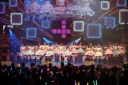 「AKB48 リクエストアワー セットリストベスト100 2013」4日目の様子。14位「ギンガムチェック」を披露するAKB48。（C)AKS