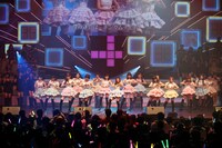 「AKB48 リクエストアワー セットリストベスト100 2013」4日目の様子。14位「ギンガムチェック」を披露するAKB48。（C)AKS
