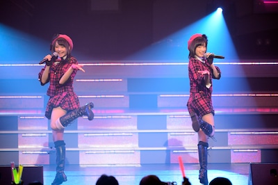 「AKB48 リクエストアワー セットリストベスト100 2013」4日目の様子。13位「狼とプライド」を披露する木崎ゆりあ、矢神久美。（C)AKS