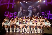 「AKB48 リクエストアワー セットリストベスト100 2013」4日目の様子。12位「ファースト・ラビット」を披露するAKB48。（C)AKS