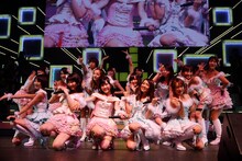 「AKB48 リクエストアワー セットリストベスト100 2013」4日目の様子。11位「重力シンパシー」を披露するチームサプライズ＋入山杏奈、大島涼花。（C)AKS
