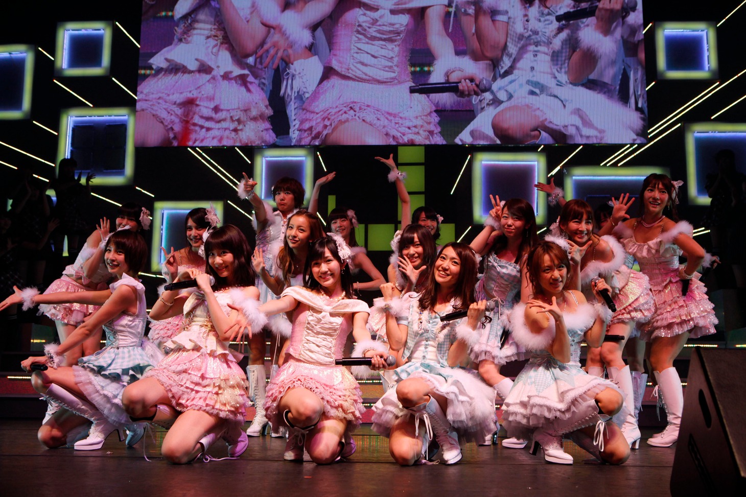 「AKB48 リクエストアワー セットリストベスト100 2013」4日目の様子。11位「重力シンパシー」を披露するチームサプライズ＋入山杏奈、大島涼花。（C)AKS