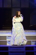 「AKB48 リクエストアワー セットリストベスト100 2013」4日目の様子。10位「泣きながら微笑んで」を披露する大島優子。（C)AKS