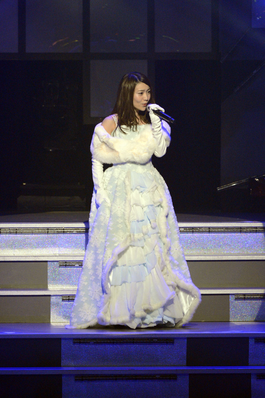 「AKB48 リクエストアワー セットリストベスト100 2013」4日目の様子。10位「泣きながら微笑んで」を披露する大島優子。（C)AKS