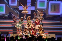 「AKB48 リクエストアワー セットリストベスト100 2013」4日目の様子。7位「チームB推し」を披露するチームB。（C)AKS