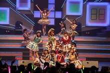 「AKB48 リクエストアワー セットリストベスト100 2013」4日目の様子。7位「チームB推し」を披露するチームB。（C)AKS
