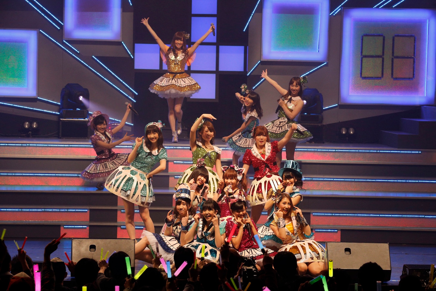 「AKB48 リクエストアワー セットリストベスト100 2013」4日目の様子。7位「チームB推し」を披露するチームB。（C)AKS