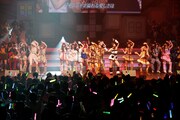 「AKB48 リクエストアワー セットリストベスト100 2013」4日目の様子。4位「ヘビーローテーション」を披露するAKB48。（C)AKS