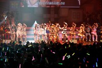 「AKB48 リクエストアワー セットリストベスト100 2013」4日目の様子。4位「ヘビーローテーション」を披露するAKB48。（C)AKS