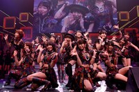 「AKB48 リクエストアワー セットリストベスト100 2013」4日目の様子。3位「上からマリコ」を披露するAKB48。（C)AKS