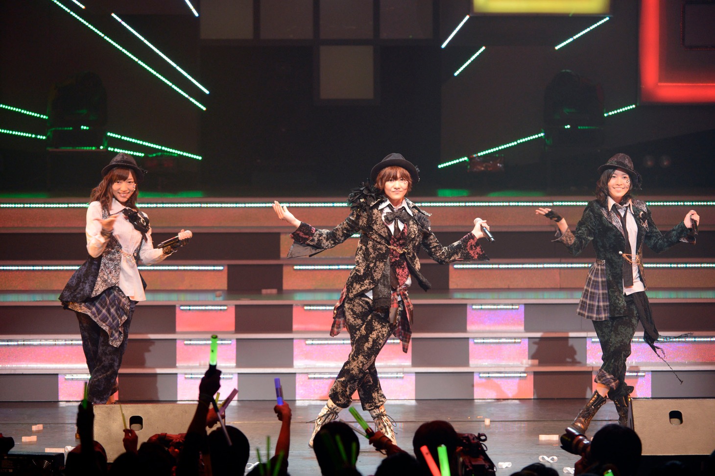 「AKB48 リクエストアワー セットリストベスト100 2013」4日目の様子。2位「奇跡は間に合わない」を披露する野中美郷、宮澤佐江、松井珠理奈。（C)AKS