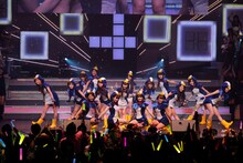 「AKB48 リクエストアワー セットリストベスト100 2013」4日目の様子。1位「走れ！ペンギン」を披露するチーム4。（C)AKS