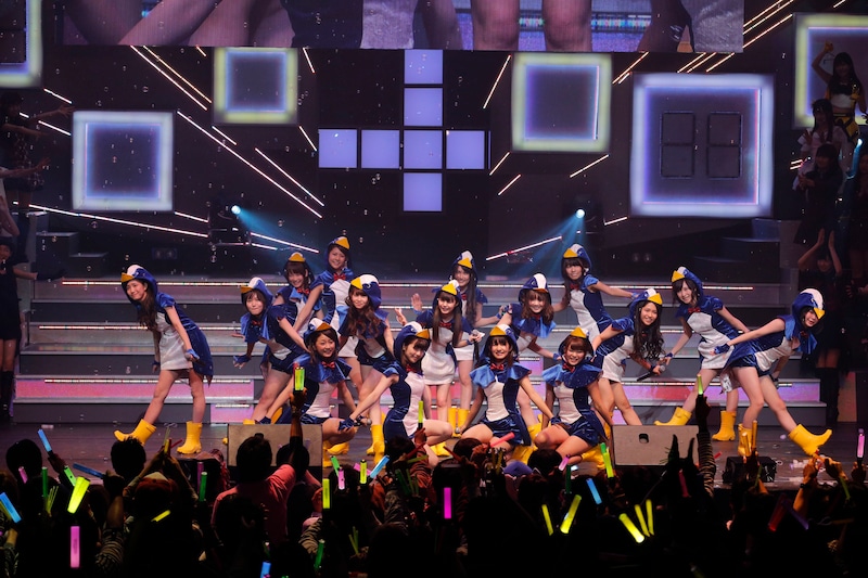 「AKB48 リクエストアワー セットリストベスト100 2013」4日目の様子。1位「走れ！ペンギン」を披露するチーム4。（C)AKS