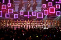 「AKB48 リクエストアワー セットリストベスト100 2013」4日目の様子。アンコールで「Waiting room」を披露するアンダーガールズ。（C)AKS