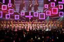 「AKB48 リクエストアワー セットリストベスト100 2013」4日目の様子。アンコールで「Waiting room」を披露するアンダーガールズ。（C)AKS