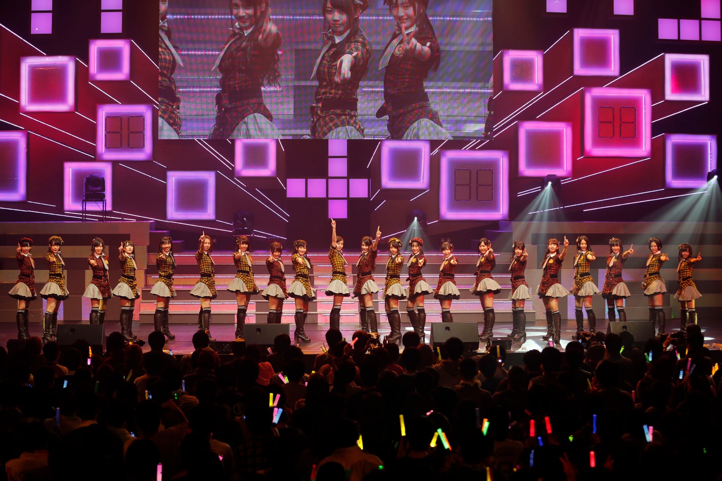 「AKB48 リクエストアワー セットリストベスト100 2013」4日目の様子。アンコールで「Waiting room」を披露するアンダーガールズ。（C)AKS